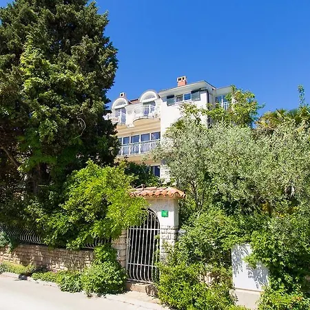 Laura 아파트 풀라